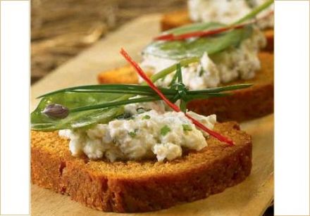Goat cheese toasts with baby spinach and coconut