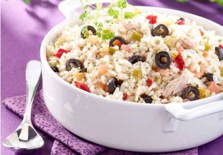 Rice salad with olives and raisins